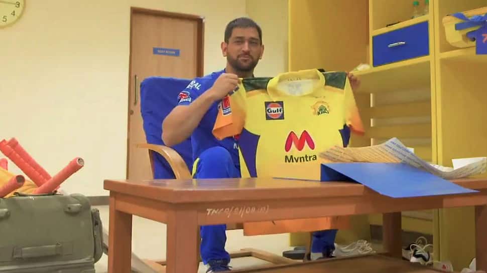 MS Dhoni એ લોન્ચ કરી CSK ની નવી જર્સી, ભારતીય સેનાને સન્માન આપતાં ફેન્સએ કરી સલામ MS Dhoni એ લોન્ચ કરી CSK ની નવી જર્સી, ભારતીય સેનાને સન્માન આપતાં ફેન્સએ કરી સલામ