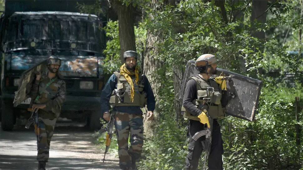 Srinagar: CRPF ની પેટ્રોલિંગ પાર્ટી પર આતંકી હુમલો, એક જવાન શહીદ, 3 ઈજાગ્રસ્ત Srinagar: CRPF ની પેટ્રોલિંગ પાર્ટી પર આતંકી હુમલો, એક જવાન શહીદ, 3 ઈજાગ્રસ્ત