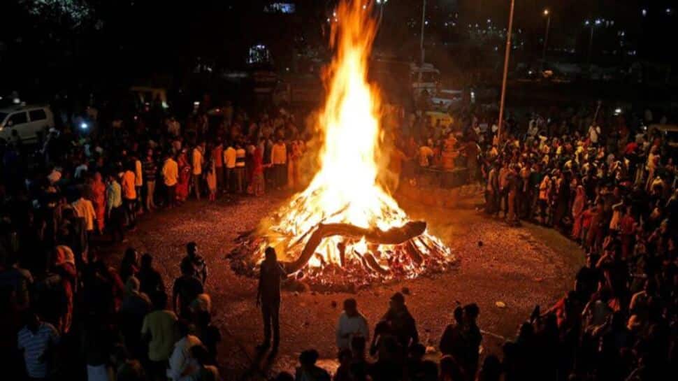 Holi Special: કેમ હોળી પર ખવાય છે ધાણી, ખજૂર અને ચણા? જાણો આ છે કારણ Holi Special: કેમ હોળી પર ખવાય છે ધાણી, ખજૂર અને ચણા? જાણો આ છે કારણ