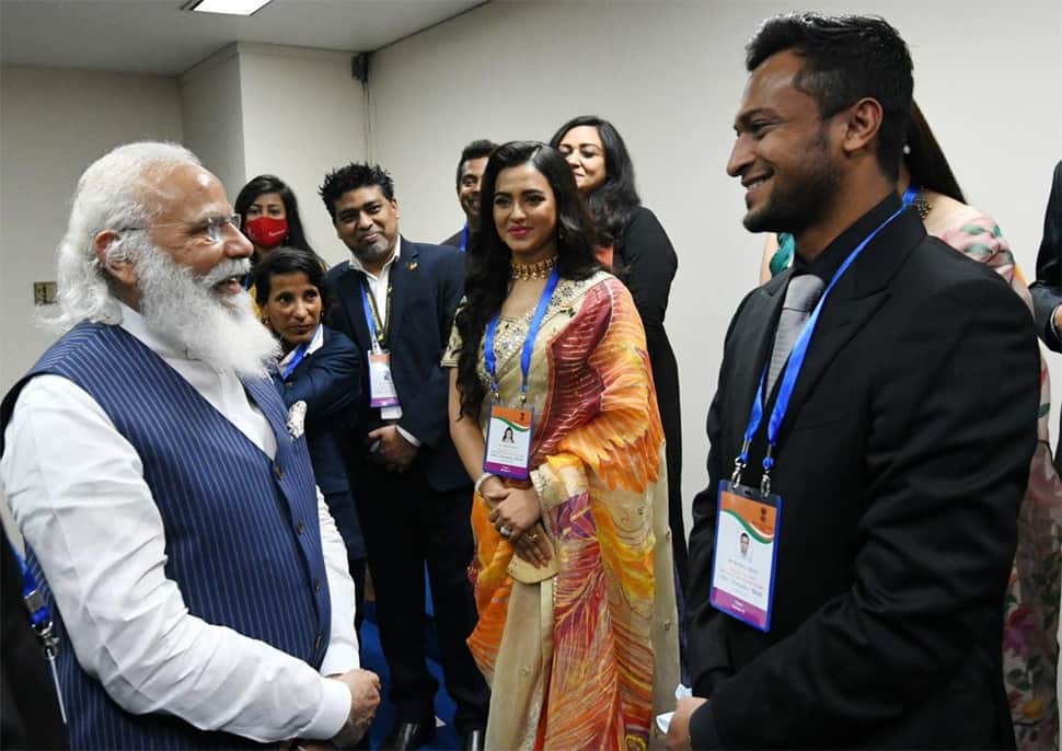 PM મોદી બાંગ્લાદેશમાં વોહરા સમુદાયના લોકોને મળ્યા, આ ક્રિકેટર સહિત અનેક હસ્તી સાથે પણ કરી મુલાકાત PM મોદી બાંગ્લાદેશમાં વોહરા સમુદાયના લોકોને મળ્યા, આ ક્રિકેટર સહિત અનેક હસ્તી સાથે પણ કરી મુલાકાત
