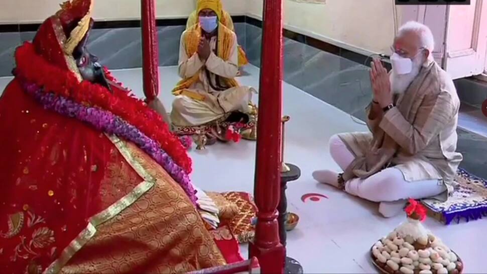 Bangladesh યાત્રાનો બીજો દિવસ: Kali Temple પહોંચ્યા PM મોદી, ઘણા કરાર પર હસ્તાક્ષરની આશા Bangladesh યાત્રાનો બીજો દિવસ: Kali Temple પહોંચ્યા PM મોદી, ઘણા કરાર પર હસ્તાક્ષરની આશા