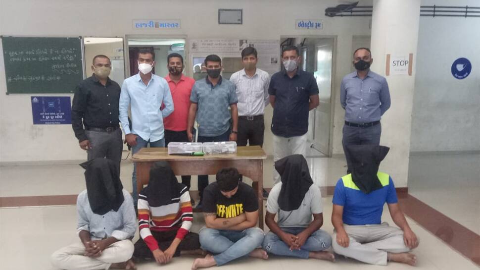 લોકઅપમાં કેદ લૂંટના આરોપીનો વિડિયો સોશિયલ મીડિયા પર અપલોડ, પોલીસ કરશે કાર્યવાહી ? લોકઅપમાં કેદ લૂંટના આરોપીનો વિડિયો સોશિયલ મીડિયા પર અપલોડ, પોલીસ કરશે કાર્યવાહી ?