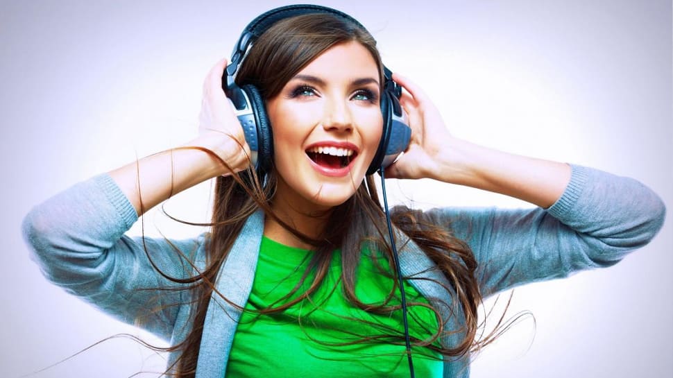 Earphone કલાકો સુધી કાનમાં ભરાવી રાખવાની આદત હોય તો ચેતી જજો, નહીંતર આવશે રોવાનો વારો Earphone કલાકો સુધી કાનમાં ભરાવી રાખવાની આદત હોય તો ચેતી જજો, નહીંતર આવશે રોવાનો વારો