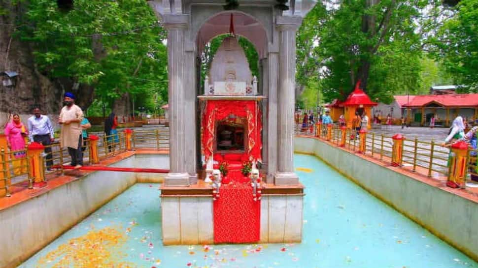 ભારતનું એક અનોખું મંદિર, જ્યાં આફતના સમયે રંગ બદલે છે ઝરણાનું પાણી ભારતનું એક અનોખું મંદિર, જ્યાં આફતના સમયે રંગ બદલે છે ઝરણાનું પાણી