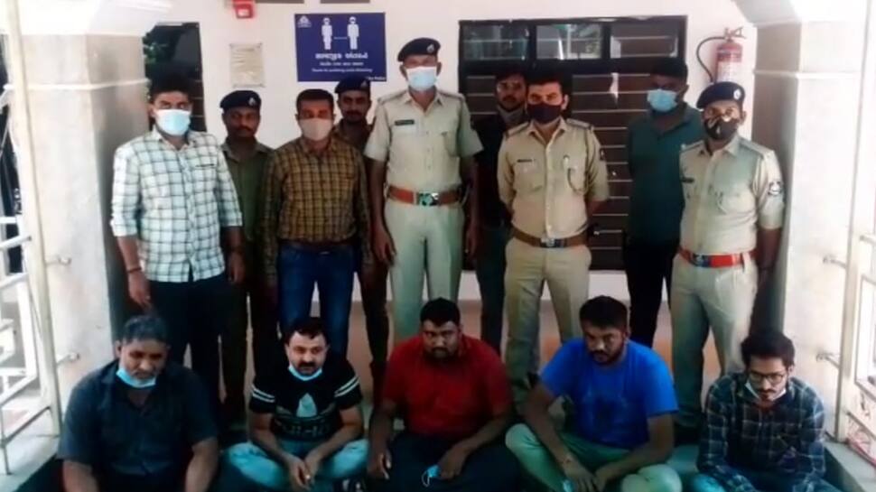 RAJKOT: પોલીસ પર હુમલો કરનારા માથાભારે શખ્સને પોલીસે જાહેરમાં કરી સરભરા RAJKOT: પોલીસ પર હુમલો કરનારા માથાભારે શખ્સને પોલીસે જાહેરમાં કરી સરભરા