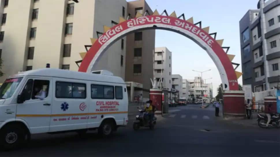 Ahmedabad: સિવિલ હોસ્પિટલના રેસિડેન્ટ તબિબો આક્રમક મૂડમાં, 300 થી વધુ ડોક્ટરોએ બંધ કરી કોવિડ ડ્યૂટી Ahmedabad: સિવિલ હોસ્પિટલના રેસિડેન્ટ તબિબો આક્રમક મૂડમાં, 300 થી વધુ ડોક્ટરોએ બંધ કરી કોવિડ ડ્યૂટી