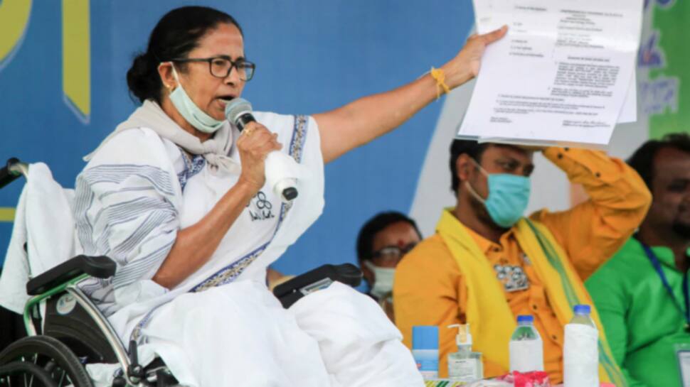 WB Election 2021: મમતા બેનર્જીને ચૂંટણી પંચની વધુ એક નોટિસ, હવે તેમના પર લાગ્યા આ આરોપ WB Election 2021: મમતા બેનર્જીને ચૂંટણી પંચની વધુ એક નોટિસ, હવે તેમના પર લાગ્યા આ આરોપ