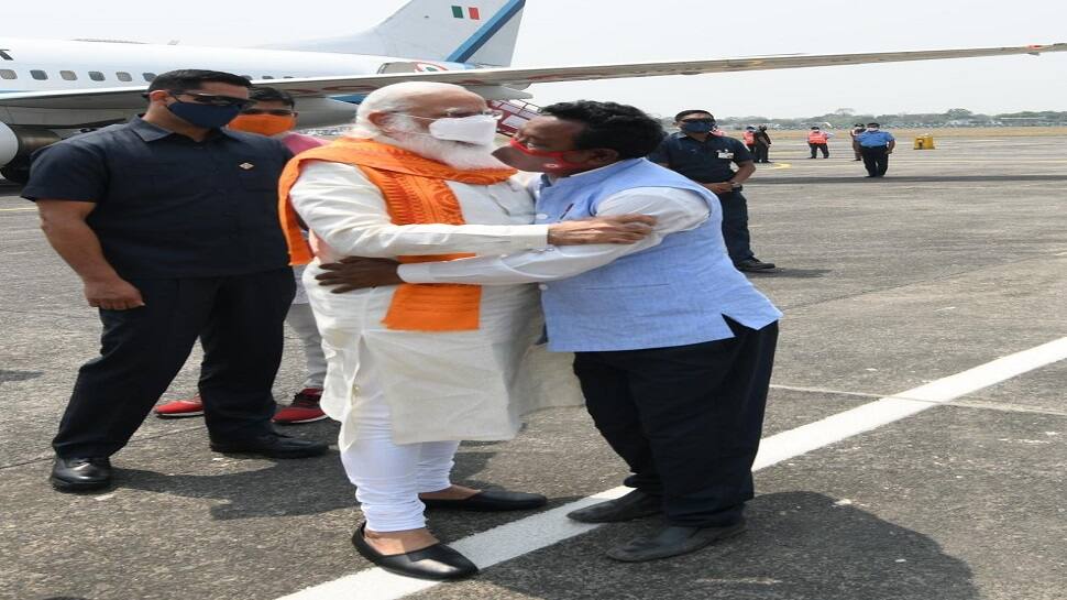 West Bengal: એરપોર્ટ પહોંચતા જ આ વ્યક્તિને ગળે મળ્યા મોદી, જાણો કોણ છે કરીમુલ હક West Bengal: એરપોર્ટ પહોંચતા જ આ વ્યક્તિને ગળે મળ્યા મોદી, જાણો કોણ છે કરીમુલ હક