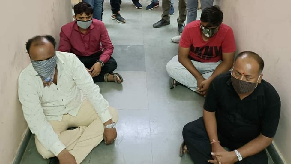 હોટલની આડમાં આ રીતે ચાલતો હતો દેહવ્યાપારનો ધંધો, ગ્રાહકદીઠ મળતું હતું 300 થી 500 રૂપિયા કમિશન હોટલની આડમાં આ રીતે ચાલતો હતો દેહવ્યાપારનો ધંધો, ગ્રાહકદીઠ મળતું હતું 300 થી 500 રૂપિયા કમિશન