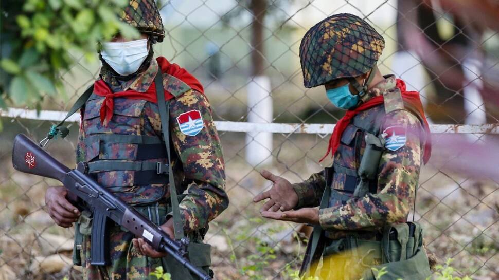 Myanmar: સેનાએ મંદિરમાં કર્યો લાશનો ઢગલો, એક દિવસમાં 82 લોકોને મોતને ઘાટ ઉતાર્યા Myanmar: સેનાએ મંદિરમાં કર્યો લાશનો ઢગલો, એક દિવસમાં 82 લોકોને મોતને ઘાટ ઉતાર્યા