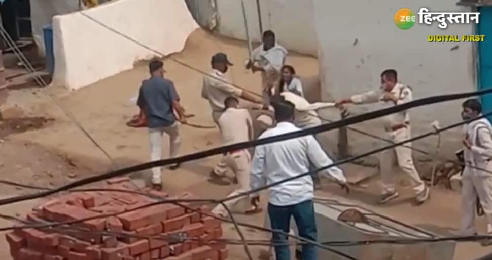 Viral Video: આ વીડિયો જોઈને આખો દેશ સ્તબ્ધ, કોરોના દર્દીને લાકડીથી માર મારી અધમૂઓ કરી નાખ્યો Viral Video: આ વીડિયો જોઈને આખો દેશ સ્તબ્ધ, કોરોના દર્દીને લાકડીથી માર મારી અધમૂઓ કરી નાખ્યો