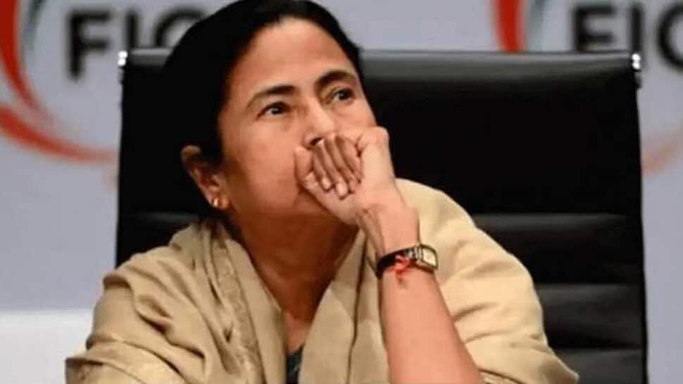 Bengal Election: ચૂંટણી પંચે મમતા બેનર્જી પર લગાવ્યો પ્રતિબંધ, 24 કલાક નહીં કરી શકે પ્રચાર Bengal Election: ચૂંટણી પંચે મમતા બેનર્જી પર લગાવ્યો પ્રતિબંધ, 24 કલાક નહીં કરી શકે પ્રચાર