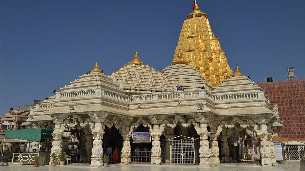 કોરોના સંક્રમણની આસ્થા પર અસર, ભક્તો માટે આજથી બંધ થયા અંબાજી મંદિરના કપાટ કોરોના સંક્રમણની આસ્થા પર અસર, ભક્તો માટે આજથી બંધ થયા અંબાજી મંદિરના કપાટ