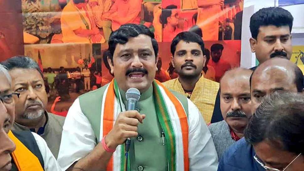 WB Eleciton 2021: EC આકરા પાણીએ, ભાજપના આ નેતા બંગાળમાં નહીં કરી શકે પ્રચાર, જાણો શું છે મામલો WB Eleciton 2021: EC આકરા પાણીએ, ભાજપના આ નેતા બંગાળમાં નહીં કરી શકે પ્રચાર, જાણો શું છે મામલો