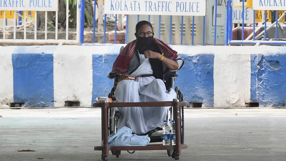 Kolkata: અકળાયેલા મમતા બેનર્જી ધરણા પર બેસી ગયા, રાતે 8 વાગ્યા પછી કરશે 2 રેલી Kolkata: અકળાયેલા મમતા બેનર્જી ધરણા પર બેસી ગયા, રાતે 8 વાગ્યા પછી કરશે 2 રેલી
