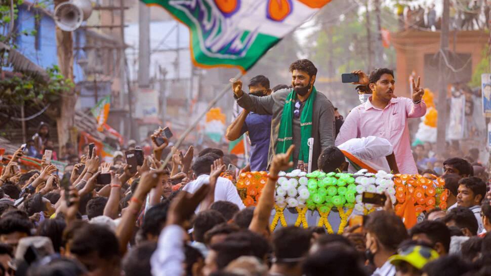 WB Election 2021: ચૂંટણી રેલીઓમાં કોરોનાના નિયમોના નિયમોની ઐસી કી તૈસી, EC એ તાબડતોબ બોલાવી સર્વપક્ષીય બેઠક WB Election 2021: ચૂંટણી રેલીઓમાં કોરોનાના નિયમોના નિયમોની ઐસી કી તૈસી, EC એ તાબડતોબ બોલાવી સર્વપક્ષીય બેઠક
