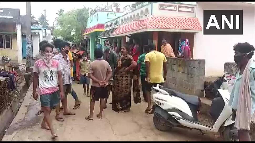 Brutal Crime: પુત્રી પર રેપના સમાચાર સાંભળી પાગલ થયા પિતા, બદલો લેવા કરી દીધી 6 લોકોની હત્યા Brutal Crime: પુત્રી પર રેપના સમાચાર સાંભળી પાગલ થયા પિતા, બદલો લેવા કરી દીધી 6 લોકોની હત્યા