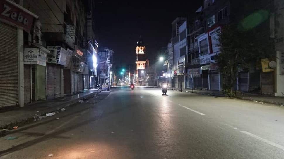 RAJKOT: રાત્રે રખડવા નિકળ્યાં તો ખેર નથી, સોસાયટીના CCTV જોઇ પોલીસ કરશે કાર્યવાહી RAJKOT: રાત્રે રખડવા નિકળ્યાં તો ખેર નથી, સોસાયટીના CCTV જોઇ પોલીસ કરશે કાર્યવાહી