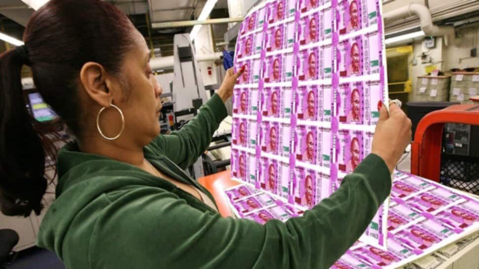 Corona નું સંકટ વધતા અટકાવાયું Currency Notes નું છાપકામ, નાસિકમાં પ્રિન્ટિંગ પ્રેસ 30 એપ્રિલ સુધી બંધ Corona નું સંકટ વધતા અટકાવાયું Currency Notes નું છાપકામ, નાસિકમાં પ્રિન્ટિંગ પ્રેસ 30 એપ્રિલ સુધી બંધ