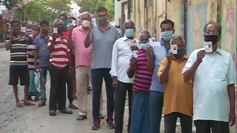 West Bengal Assembly Elections 2021 Live: પાંચમાં તબક્કા માટે વોટિંગ શરૂ, બૂથની બહાર લાગી લાંબી લાઈનો West Bengal Assembly Elections 2021 Live: પાંચમાં તબક્કા માટે વોટિંગ શરૂ, બૂથની બહાર લાગી લાંબી લાઈનો