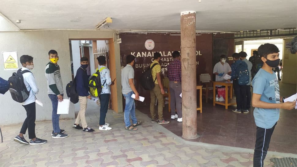 UPSC ની પરીક્ષા આપવા આવેલા ઉમેદવારોનો જુસ્સો, ‘ગોળીથી ડરતા નથી તો કોરોનાથી કેમ ડરીએ’ UPSC ની પરીક્ષા આપવા આવેલા ઉમેદવારોનો જુસ્સો, ‘ગોળીથી ડરતા નથી તો કોરોનાથી કેમ ડરીએ’