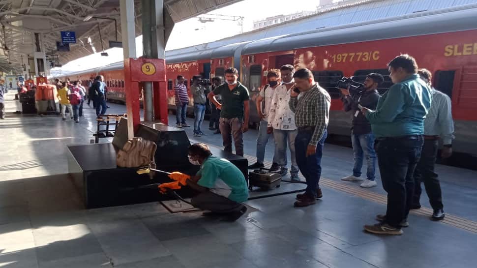 RTPCR ટેસ્ટ વગર આવેલા 3 શખ્સોની વડોદરા રેલવે સ્ટેશન પર અટકાયત કરાઈ RTPCR ટેસ્ટ વગર આવેલા 3 શખ્સોની વડોદરા રેલવે સ્ટેશન પર અટકાયત કરાઈ