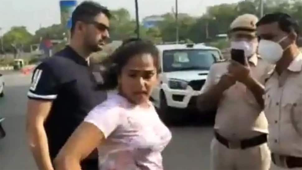 Video: આવા લોકોના કારણે દેશ કોરોનાના ભરડામાં? આ કપલની હરકત જોઈને ગુસ્સો આવી જશે Video: આવા લોકોના કારણે દેશ કોરોનાના ભરડામાં? આ કપલની હરકત જોઈને ગુસ્સો આવી જશે