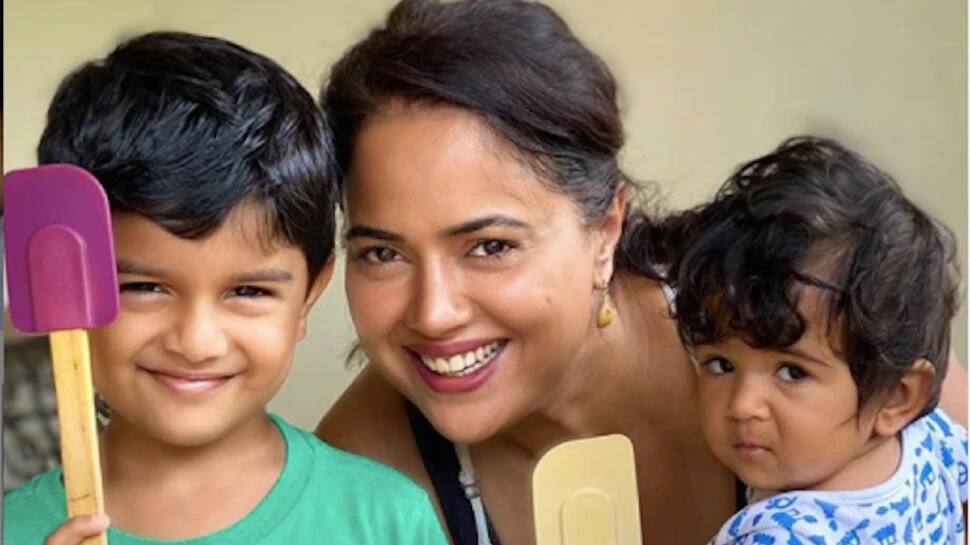 Sameera Reddy ના આખા પરિવારને કોરોના, પતિ અને બન્ને બાળકો પણ સંક્રમિત Sameera Reddy ના આખા પરિવારને કોરોના, પતિ અને બન્ને બાળકો પણ સંક્રમિત