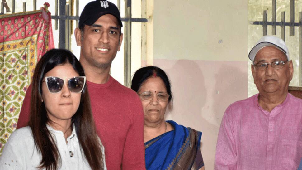 IPL વચ્ચે MS Dhoni ને મોટો ઝટકો, માતા-પિતા કોરોના પોઝિટિવ થતાં હોસ્પિટલમાં કરાયા દાખલ IPL વચ્ચે MS Dhoni ને મોટો ઝટકો, માતા-પિતા કોરોના પોઝિટિવ થતાં હોસ્પિટલમાં કરાયા દાખલ