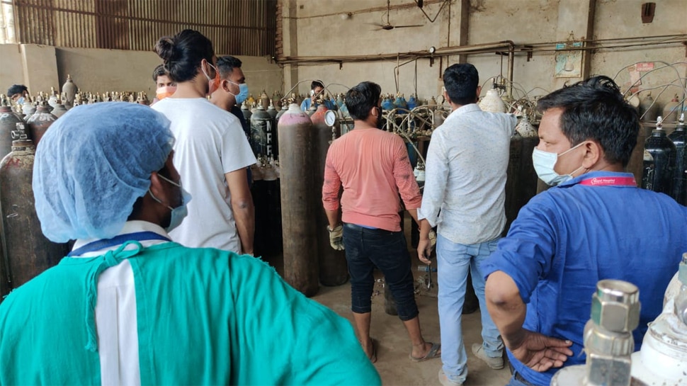 ઓક્સિજન સિલિન્ડર ભરાવવા માટે આવી રહ્યા છે લોકો