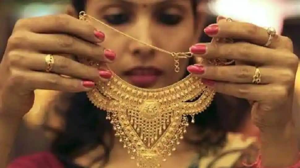 Gold Price Today: સોનામાં સામાન્ય તો ચાંદીના ભાવમાં મોટો ઘટાડો, જાણો નવી કિંમત Gold Price Today: સોનામાં સામાન્ય તો ચાંદીના ભાવમાં મોટો ઘટાડો, જાણો નવી કિંમત