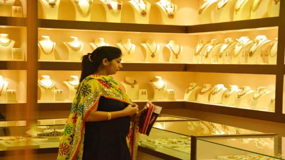 Gold Price Today: સોનું 9200 રૂપિયા થયું સસ્તું, આજે 1000 સુધી તૂટી ચાંદી Gold Price Today: સોનું 9200 રૂપિયા થયું સસ્તું, આજે 1000 સુધી તૂટી ચાંદી