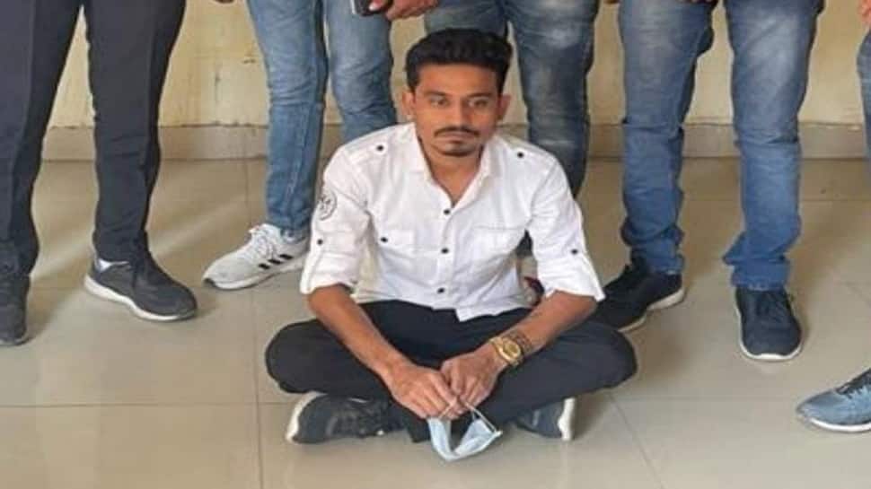 સટ્ટોડિયાને મદદ કરવામાં IBના PSIની સંડોવણી ખૂલી, સરકારી ગાડીમાં બેસાડીને સ્ટેડિયમમાં ઘૂસાડ્યા હતા સટ્ટોડિયાને મદદ કરવામાં IBના PSIની સંડોવણી ખૂલી, સરકારી ગાડીમાં બેસાડીને સ્ટેડિયમમાં ઘૂસાડ્યા હતા