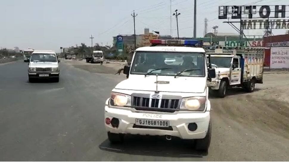 અમદાવાદ પોલીસની પ્રશંસનીય કામગીરી : હોસ્પિટલમાં ઓક્સિજન પહોંચાડવા બનાવ્યો ગ્રીન કોરિડોર અમદાવાદ પોલીસની પ્રશંસનીય કામગીરી : હોસ્પિટલમાં ઓક્સિજન પહોંચાડવા બનાવ્યો ગ્રીન કોરિડોર