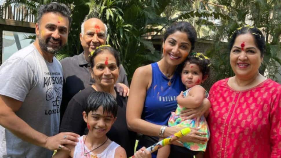 Shilpa Shetty નો આખો પરિવાર કોરોનાથી સંક્રમિત, અભિનેત્રીનો રિપોર્ટ નેગેટિવ Shilpa Shetty નો આખો પરિવાર કોરોનાથી સંક્રમિત, અભિનેત્રીનો રિપોર્ટ નેગેટિવ