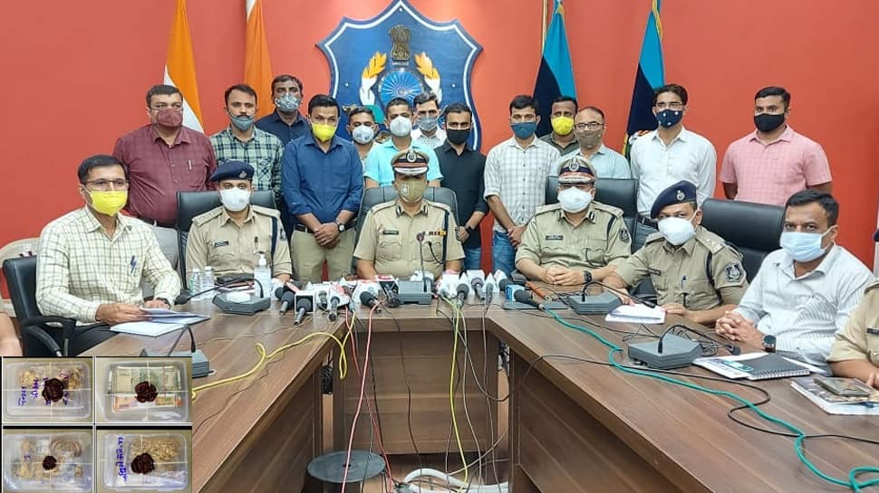 જવેલર્સની 85 લાખની લૂંટનો ઉકેલાયો ભેદ, ચંબલ નદી કિનારેથી 4 શખ્સોની ધરપકડ જવેલર્સની 85 લાખની લૂંટનો ઉકેલાયો ભેદ, ચંબલ નદી કિનારેથી 4 શખ્સોની ધરપકડ