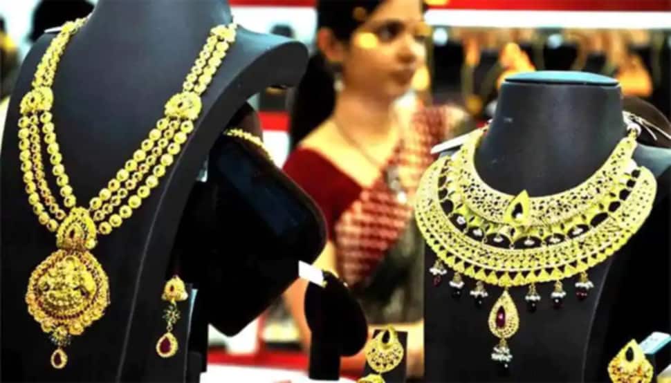 Gold Price Today: સોના ચાંદીના ભાવમાં ઘટાડો, કેટલા રૂપિયા ઘટ્યો રેટ, જાણો આજનો ભાવ Gold Price Today: સોના ચાંદીના ભાવમાં ઘટાડો, કેટલા રૂપિયા ઘટ્યો રેટ, જાણો આજનો ભાવ