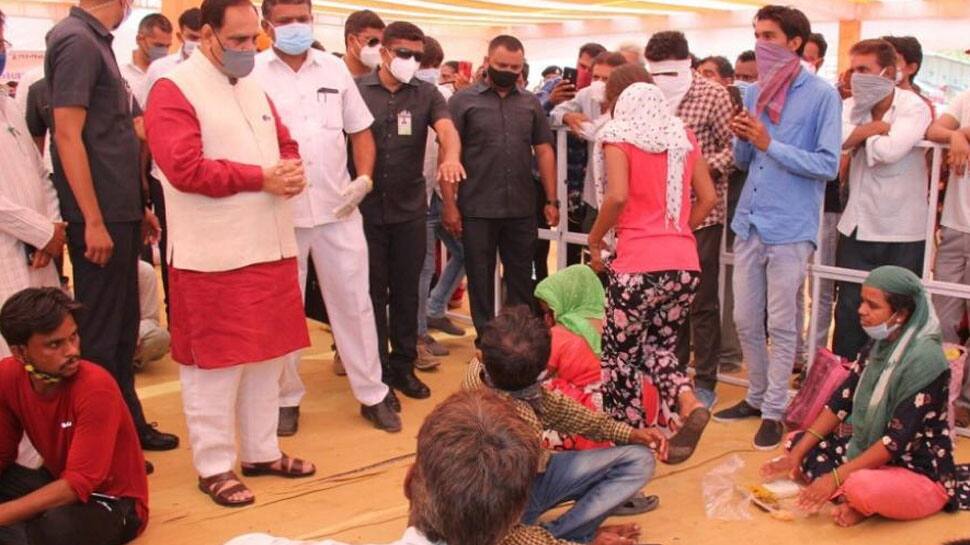 અચાનક એક ગામડે પહોંચ્યા CM વિજય રૂપાણી, ગામની સ્થિતિ જાણી થયા આશ્ચર્ય ચકિત અચાનક એક ગામડે પહોંચ્યા CM વિજય રૂપાણી, ગામની સ્થિતિ જાણી થયા આશ્ચર્ય ચકિત