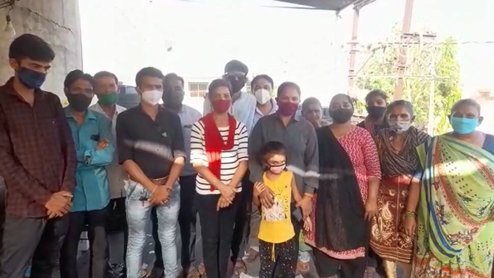 Real Corona Warriors Mother: 7 વર્ષની પુત્રીને સાથે રાખી 123 કોવિડ મૃતદેહોના કર્યા અંતિમ સંસ્કાર Real Corona Warriors Mother: 7 વર્ષની પુત્રીને સાથે રાખી 123 કોવિડ મૃતદેહોના કર્યા અંતિમ સંસ્કાર