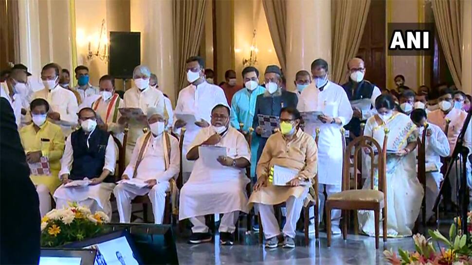 West Bengal: કોલકાતામાં 'ટીમ મમતા'ની શપથ વિધિ, 43 મંત્રીએ લીધા પદ અને ગોપનીયતાના શપથ West Bengal: કોલકાતામાં 'ટીમ મમતા'ની શપથ વિધિ, 43 મંત્રીએ લીધા પદ અને ગોપનીયતાના શપથ