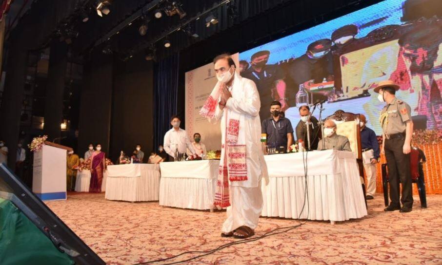 Himanta Biswa Sarma બન્યા અસમના મુખ્યમંત્રી, શપથ વિધિમાં સામેલ થયા જેપી નડ્ડા Himanta Biswa Sarma બન્યા અસમના મુખ્યમંત્રી, શપથ વિધિમાં સામેલ થયા જેપી નડ્ડા