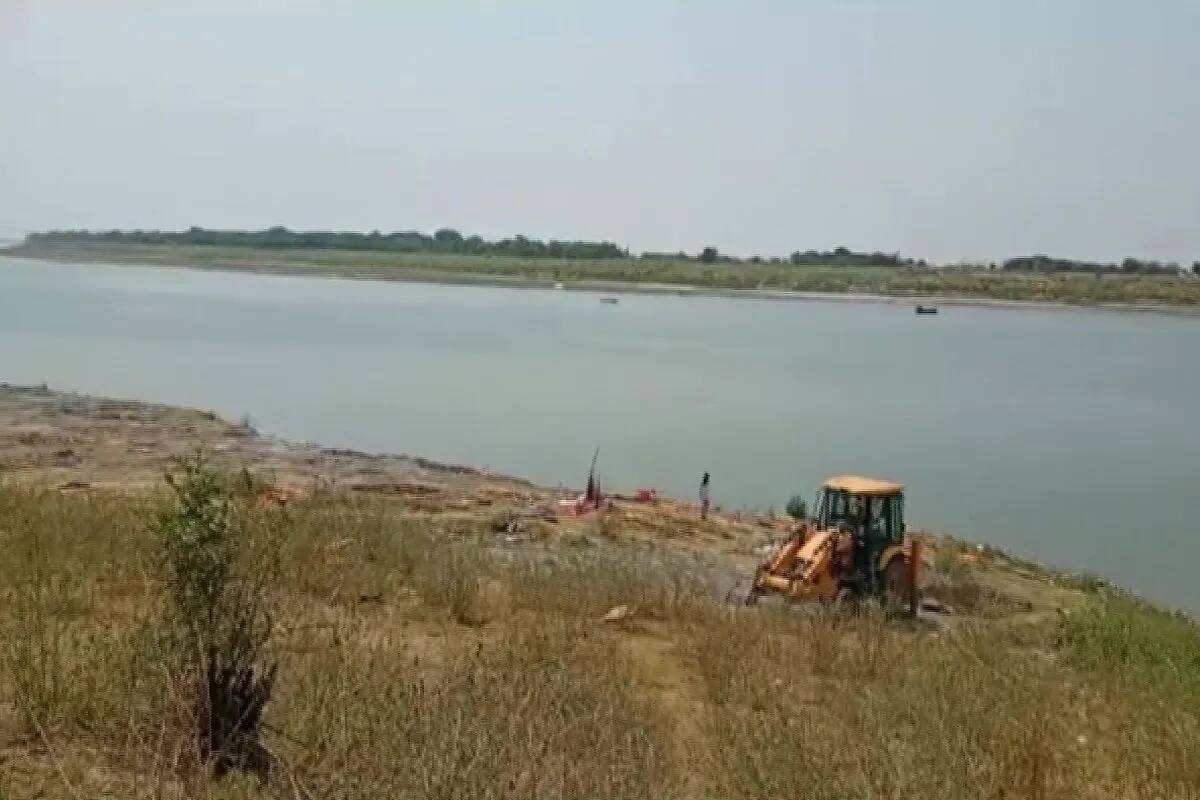 Bihar News: બક્સરની ગંગા નદીમાં તણાતા મળ્યા 30 મૃતદેહ, સ્થાનિકોમાં ભયનો માહોલ Bihar News: બક્સરની ગંગા નદીમાં તણાતા મળ્યા 30 મૃતદેહ, સ્થાનિકોમાં ભયનો માહોલ
