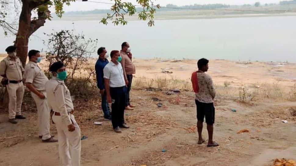 Bihar: બક્સરમાં ગંગા નદીમાંથી કાઢવામાં આવ્યા 73 મૃતદેહ, દફનાવવાની કામગીરી ચાલી રહી છે Bihar: બક્સરમાં ગંગા નદીમાંથી કાઢવામાં આવ્યા 73 મૃતદેહ, દફનાવવાની કામગીરી ચાલી રહી છે