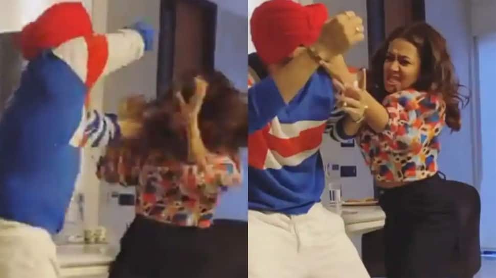VIDEO VIRAL: Neha Kakkar સાથે મારઝૂડ કરી રહ્યો છે પતિ રોહનપ્રીત, લગ્નના 6 મહિના બાદ શરૂ થઇ હાથાપાઇ VIDEO VIRAL: Neha Kakkar સાથે મારઝૂડ કરી રહ્યો છે પતિ રોહનપ્રીત, લગ્નના 6 મહિના બાદ શરૂ થઇ હાથાપાઇ