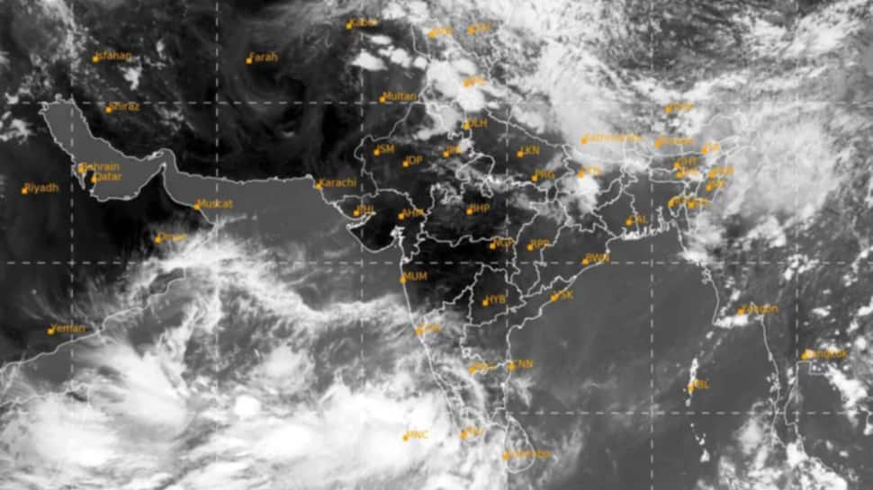 કોરોના કહેર વચ્ચે વધુ એક સંકટ, હવે આ નામનું વાવાઝોડું ગુજરાત પર ત્રાટકવાની શક્યતા કોરોના કહેર વચ્ચે વધુ એક સંકટ, હવે આ નામનું વાવાઝોડું ગુજરાત પર ત્રાટકવાની શક્યતા