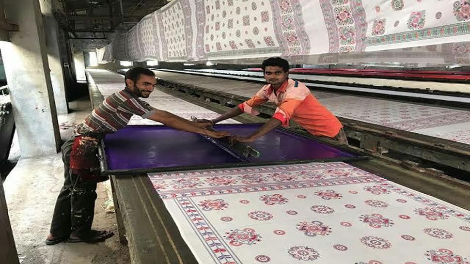 કોરોનામાં જેતપુરનો સાડી ઉદ્યોગ પડી ભાંગ્યો, નાના કારખાનેદારની સ્થિતિ પણ કારીગર જેવી બની કોરોનામાં જેતપુરનો સાડી ઉદ્યોગ પડી ભાંગ્યો, નાના કારખાનેદારની સ્થિતિ પણ કારીગર જેવી બની