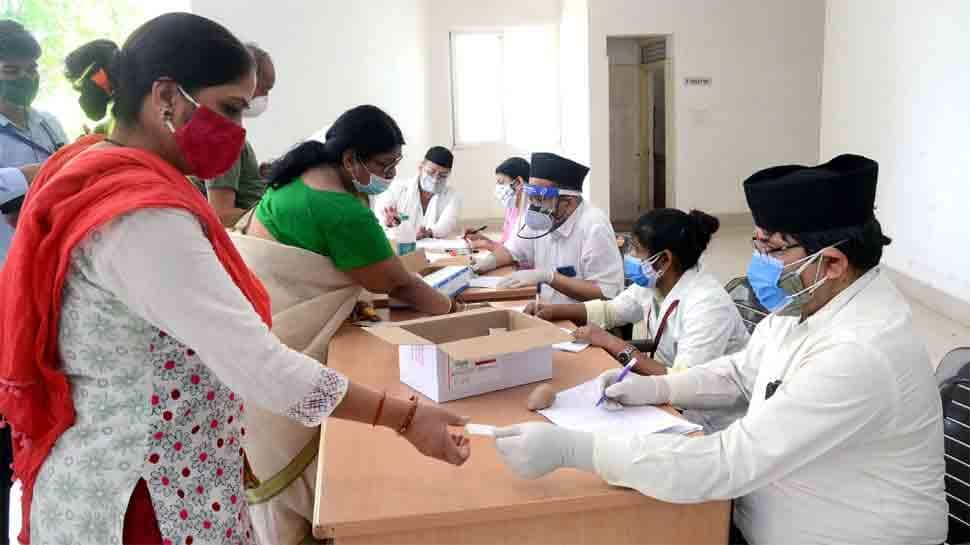 Corona Vaccine in India: આ વર્ષના અંત સુધી બધા લોકોને મળી જશે રસી, સરકારે રજૂ કર્યો રોડમેપ Corona Vaccine in India: આ વર્ષના અંત સુધી બધા લોકોને મળી જશે રસી, સરકારે રજૂ કર્યો રોડમેપ