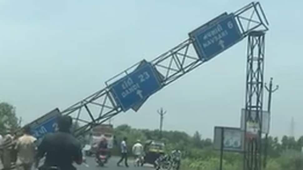 નવસારીના દાંડી માર્ગ પર વિશાળકાય સાઇનબોર્ડ ગાડી પર પડ્યું, કાર ચાલકનો આબાદ બચાવ નવસારીના દાંડી માર્ગ પર વિશાળકાય સાઇનબોર્ડ ગાડી પર પડ્યું, કાર ચાલકનો આબાદ બચાવ
