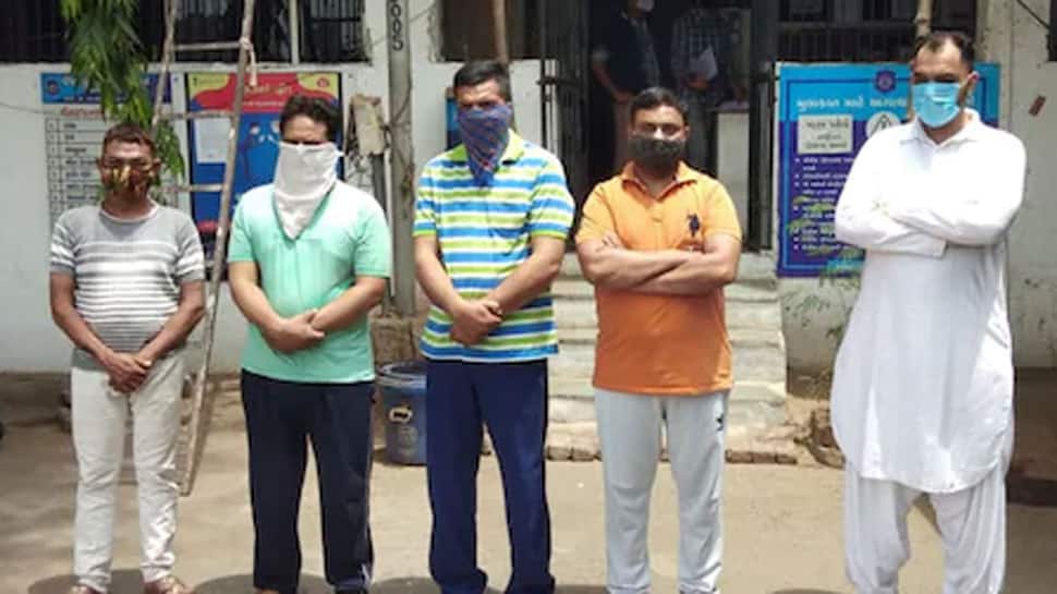 AHMEDABAD: કબ્રસ્તાનમાં ગયેલી પોલીસ ટીમને ઉભી પુછડીએ ભાગવું પડ્યું કારણ કે... AHMEDABAD: કબ્રસ્તાનમાં ગયેલી પોલીસ ટીમને ઉભી પુછડીએ ભાગવું પડ્યું કારણ કે...