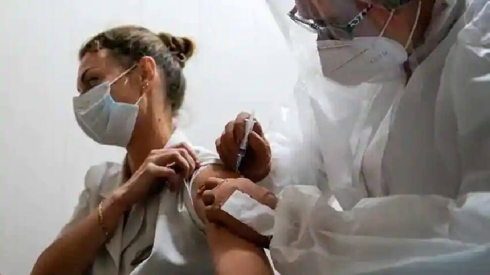 Covid vaccination: વેક્સિન લીધા બાદ હોસ્પિટલમાં દાખલ થવાની આશંકા માત્ર 0.06 ટકાઃ રિસર્ચ Covid vaccination: વેક્સિન લીધા બાદ હોસ્પિટલમાં દાખલ થવાની આશંકા માત્ર 0.06 ટકાઃ રિસર્ચ